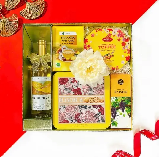 Hộp quà Tết 2026 HQ260569 – Rượu vang Mangove, Bánh Blanche Cookies, Kẹo Assortment Toffee