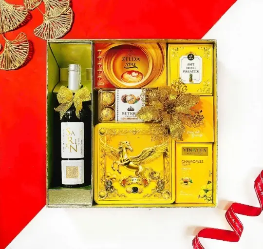 Hộp quà Tết 2026 HQ260574 – Rượu vang Sarian, Bánh Luckysun, Kẹo Mini Toffy