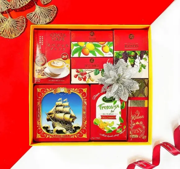 Hộp quà Tết 2026 HQ260578 – Bánh Lucky Sun, Kẹo Kelson, Hạt điều rang muối