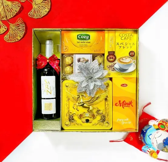 Hộp quà Tết 2026 HQ260579 – Rượu vang Sarian, Bánh Luckysun, Kẹo Minik Bonbon