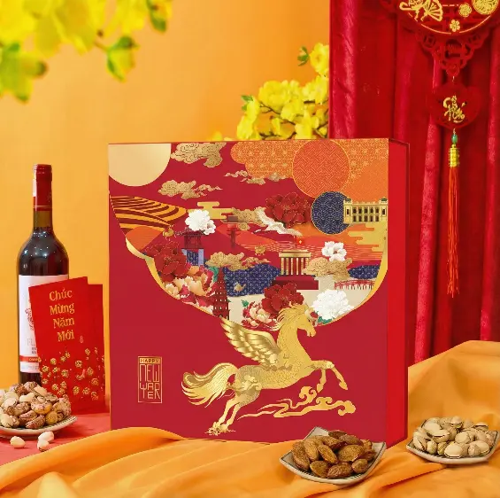 Hộp quà Tết 2026 HQ260579 – Rượu vang Sarian, Bánh Luckysun, Kẹo Minik Bonbon - Ảnh 2