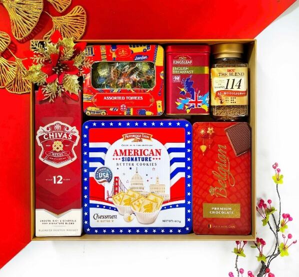 Hộp quà Tết 2026 HQ262169 – Rượu Chivas Regal 12, Bánh American Signature, Kẹo Walker's Toffees