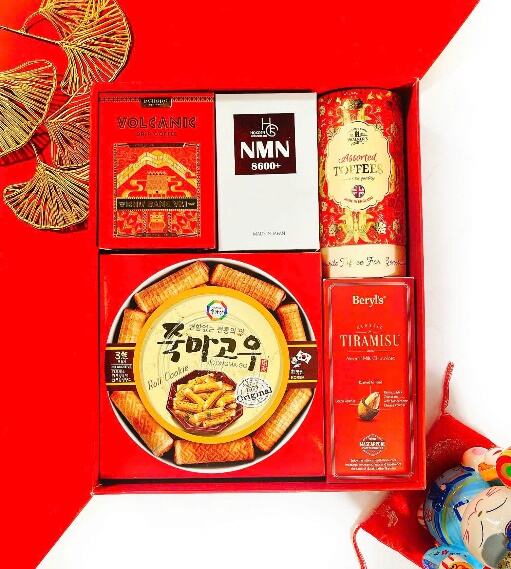 Hộp quà Tết 2026 HQ262405 – Viên uống trẻ hóa NMN Hokoen, Bánh quy cuộn Hàn Quốc, Kẹo Walker’s Toffees