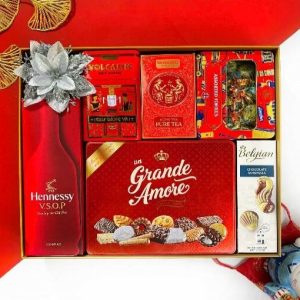 Hộp quà Tết 2026 HQ263055 – Rượu Cognac Hennessy, Bánh Grande Amore, Kẹo Assorted Toffees