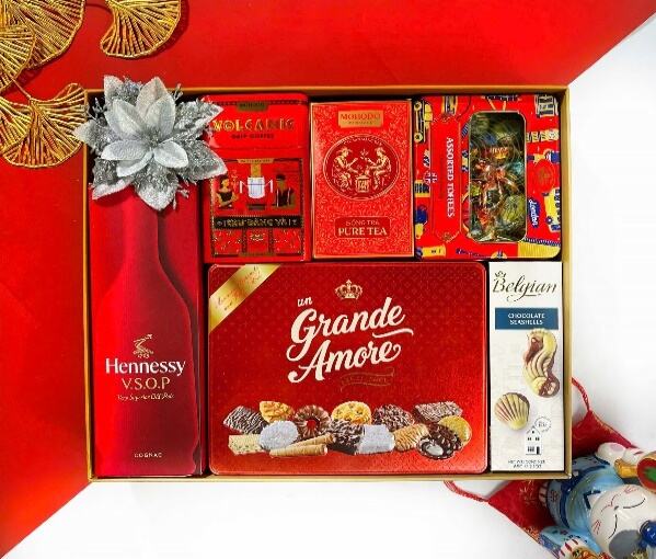 Hộp quà Tết 2026 HQ263055 – Rượu Cognac Hennessy, Bánh Grande Amore, Kẹo Assorted Toffees