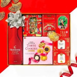 Hộp quà Tết 2026 HQ263080-A – Rượu Cognac Hennessy, Bánh Torte Cookies, Kẹo Salted Cramel Toffees