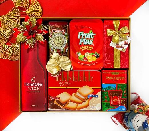 Hộp quà Tết 2026 HQ263080-B – Rượu Cognac Hennessy, Bánh Languly, Kẹo Fruits Plus