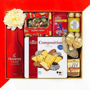 Hộp quà Tết 2026 HQ263524 – Rượu Cognac Hennessy, Bánh Composition, Kẹo Walker's Toffees