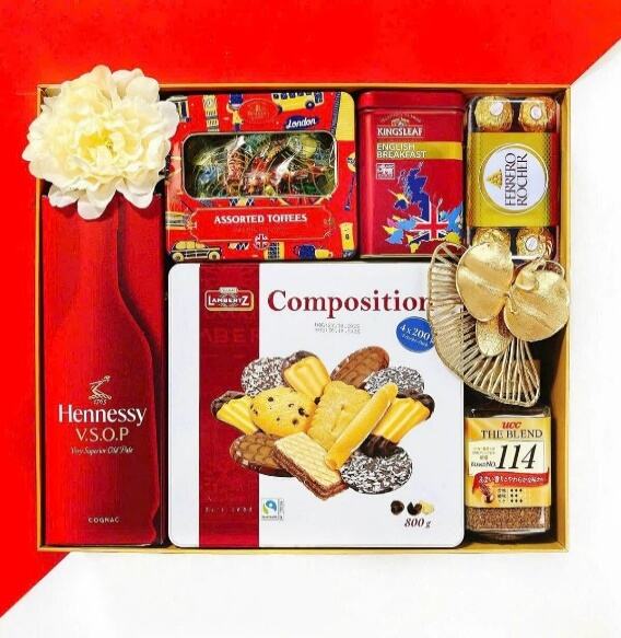 Hộp quà Tết 2026 HQ263524 – Rượu Cognac Hennessy, Bánh Composition, Kẹo Walker's Toffees